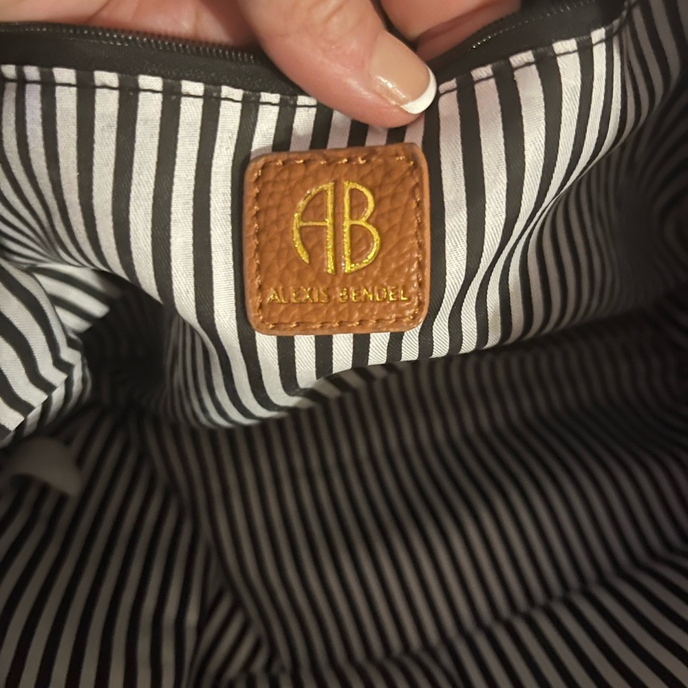 Alexis Bendel brown leather purse. - Picture 6 of 7